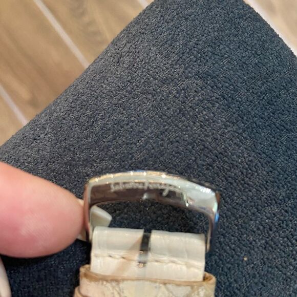 Salvatore Ferragamo VARA white watch with leather band - Picture 8 of 12